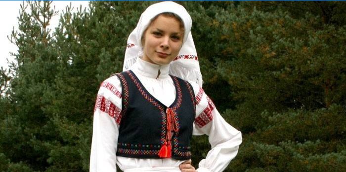La jeune fille en costume national biélorusse