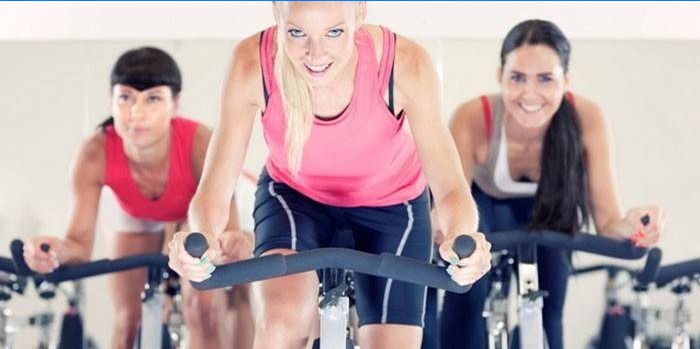 Filles sur des vélos d'exercice