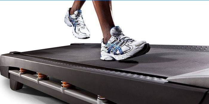 Homme sur tapis roulant