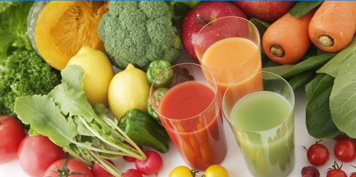 Jus de légumes dans des verres, des légumes et des fruits