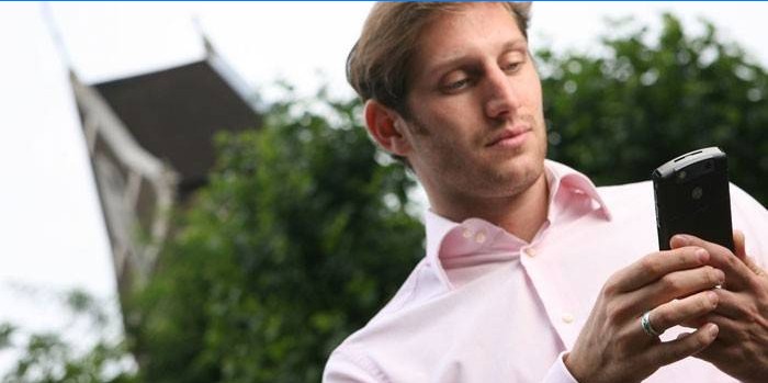 Homme avec téléphone
