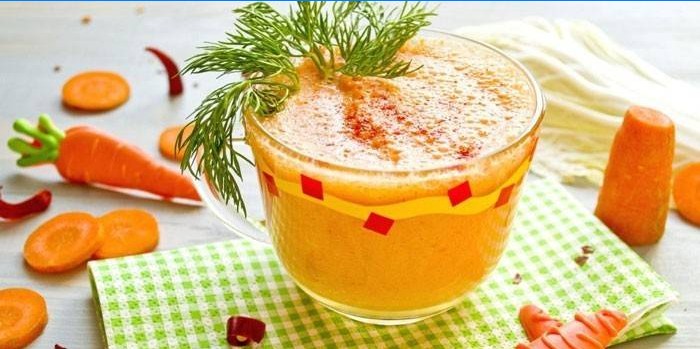 Smoothie aux carottes dans un verre