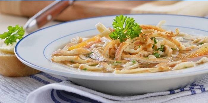 Nouilles au poulet avec crêpes aux œufs pour le dîner