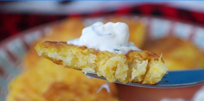 Morceau de crêpe sur une fourchette