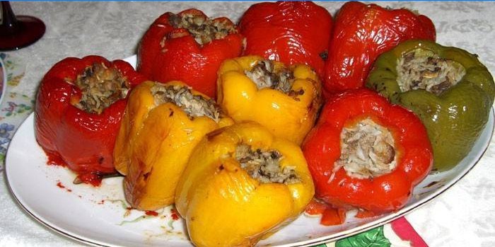 Poivre avec viande et riz sur une plaque