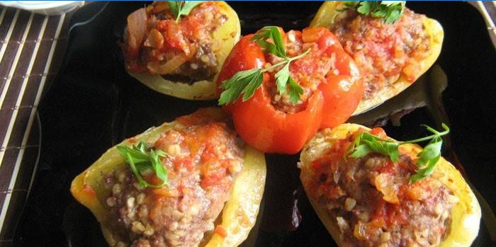 Poivron coupé en deux avec de la viande hachée