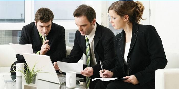 Femme et hommes au bureau au travail