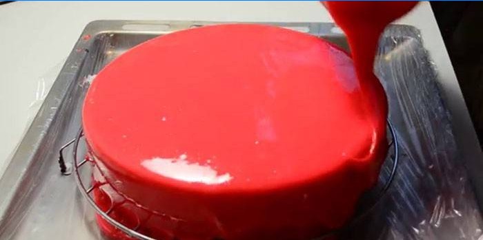 Le processus d'enrobage d'un gâteau avec du glaçage de couleur miroir