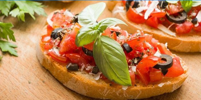 Sandwichs italiens aux tomates, olives et origan