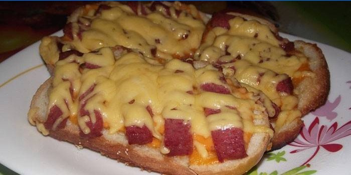Sandwiches au four avec saucisse et fromage