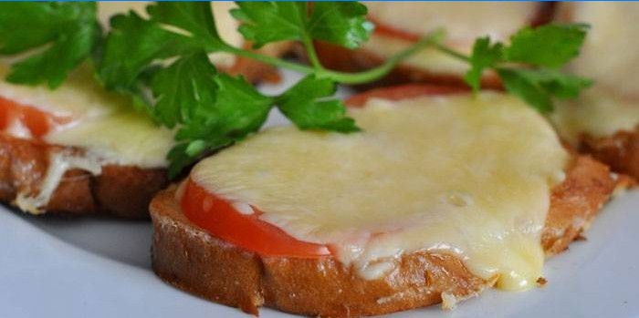 Sandwiches au fromage et aux tomates