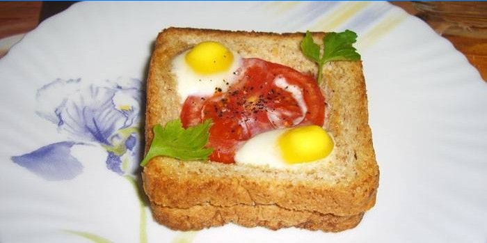 Sandwich chaud au jambon, aux tomates et aux œufs
