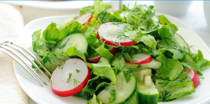 Salade de radis et de légumes verts