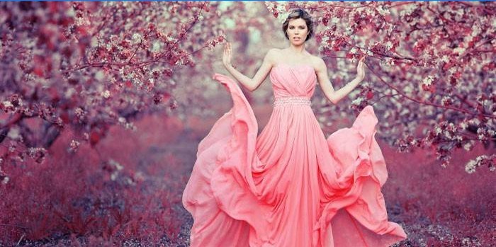 Fille en robe rose