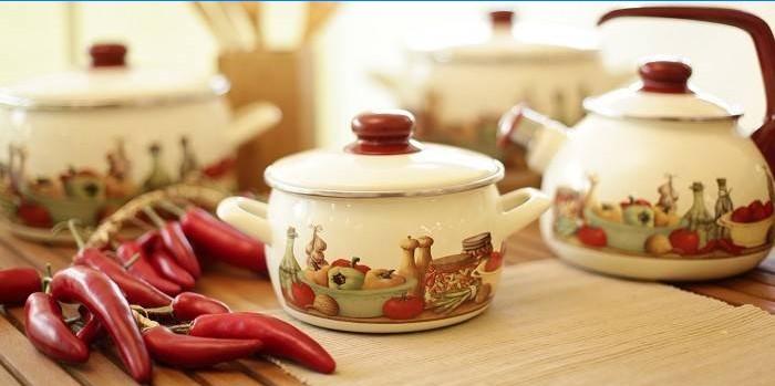 Ensemble de plats émaillés fabriqués en Serbie