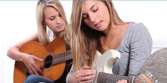 Les filles jouent de la guitare