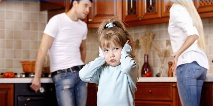 Un homme et une femme jurent, et une fille couvre ses oreilles