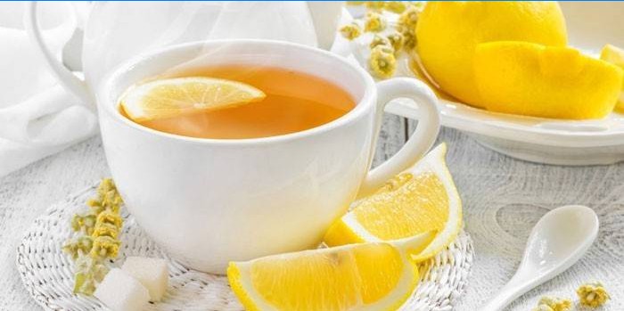 Thé au citron dans une tasse