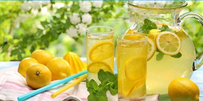 Eau de citron dans une cruche et des verres