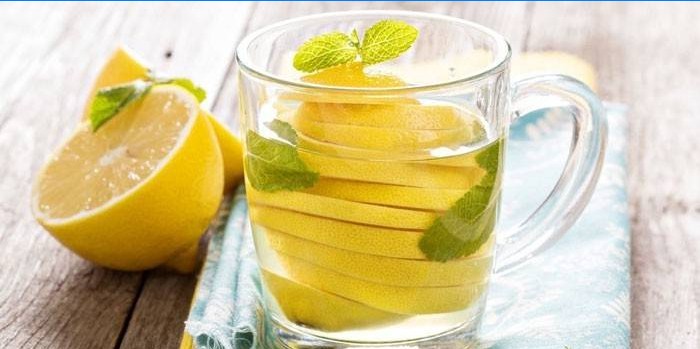 De l'eau avec du citron et de la menthe dans une tasse