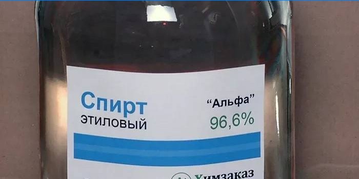 Alcool éthylique dans une bouteille en verre