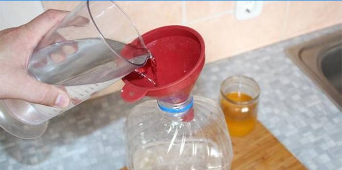 Le processus de mélange d'alcool avec de l'eau