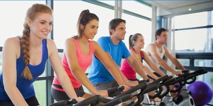 Formation de groupe sur les vélos d'appartement