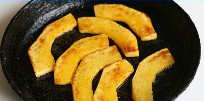 Morceaux de citrouille dans une casserole