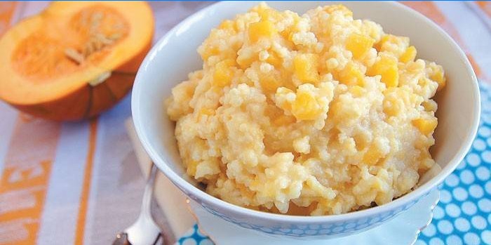 Porridge à la citrouille dans une assiette