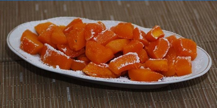 Tranches de citrouille au four dans du sucre glace sur un plat