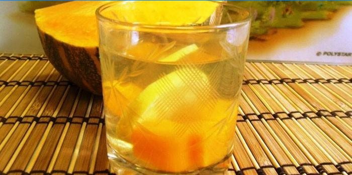 Compote de fruits au citron dans un verre
