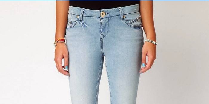 Éraflures sur les jeans pour femmes