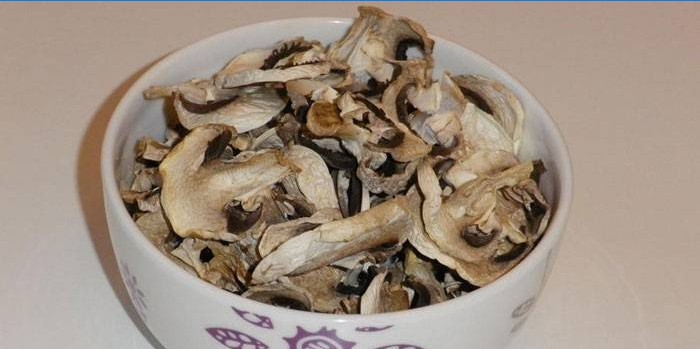 Champignons séchés dans une assiette