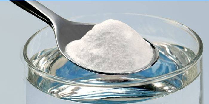 Bicarbonate de soude dans une cuillère et de l'eau