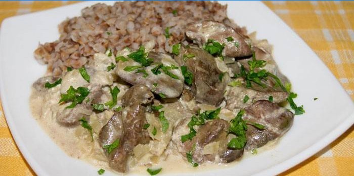 Accompagnement de foie de poulet dans une sauce à la crème sure avec du sarrasin bouilli