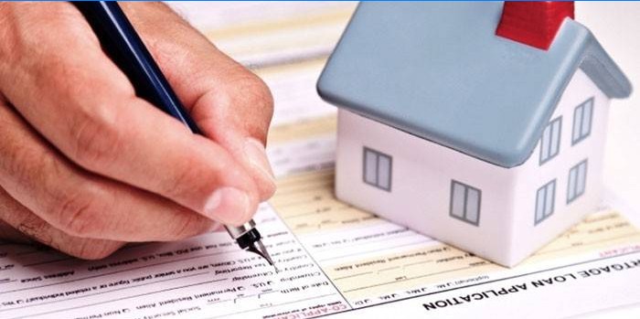 Un homme remplit un formulaire de demande d'hypothèque