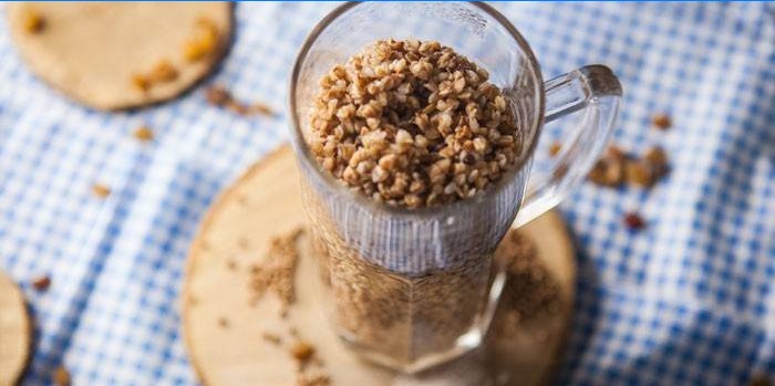 Sarrasin cuit à la vapeur dans une tasse