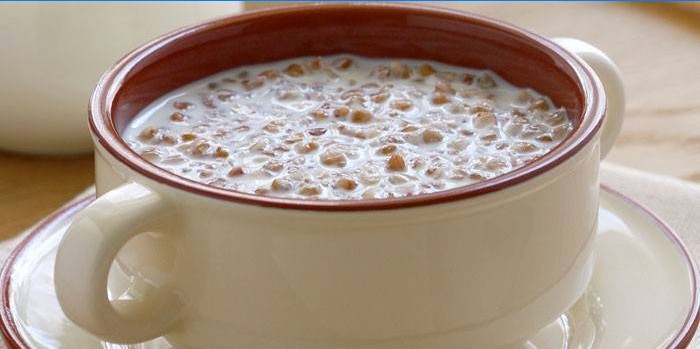 Sarrasin au kéfir dans une assiette