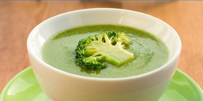 Velouté de brocoli dans une assiette