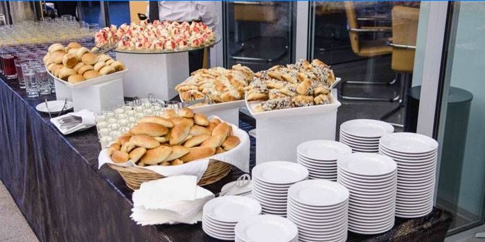 Table de buffet avec plats et plats cuisinés