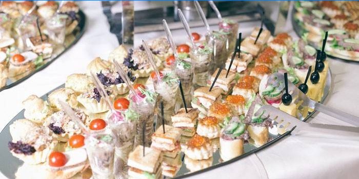 Canapés sur la table du buffet