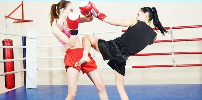Combat de kickboxing féminin