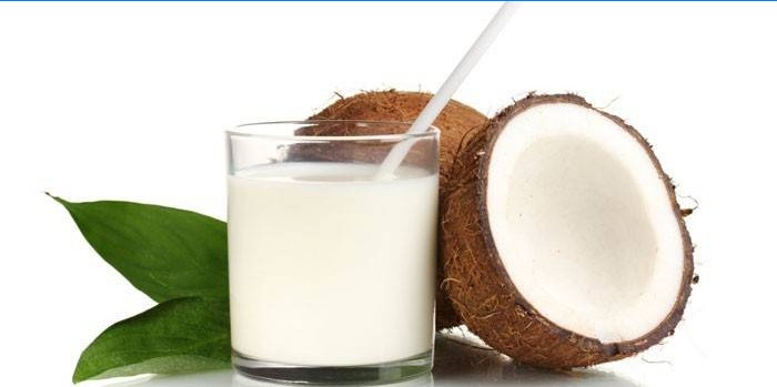 Cocktail de lait de coco dans un verre