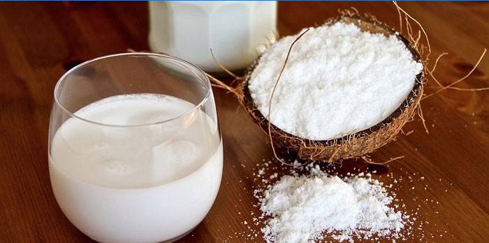 Noix de coco et lait de coco dans un verre