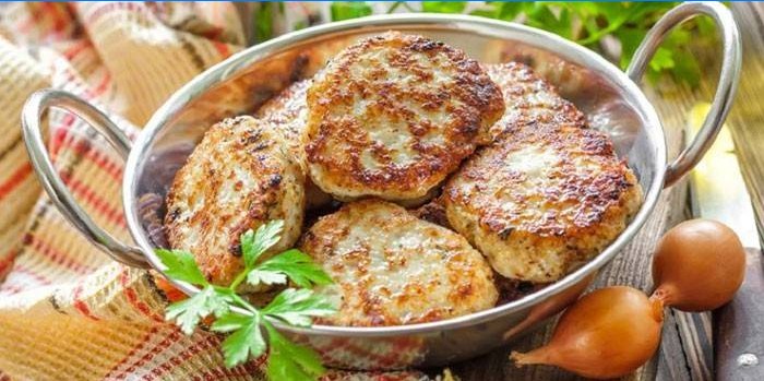 Escalopes de viande hachée et de bâtonnets de crabe