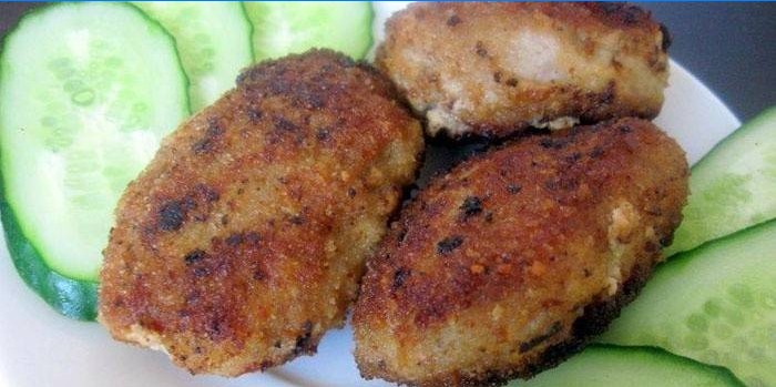 Escalopes prêtes et concombre haché