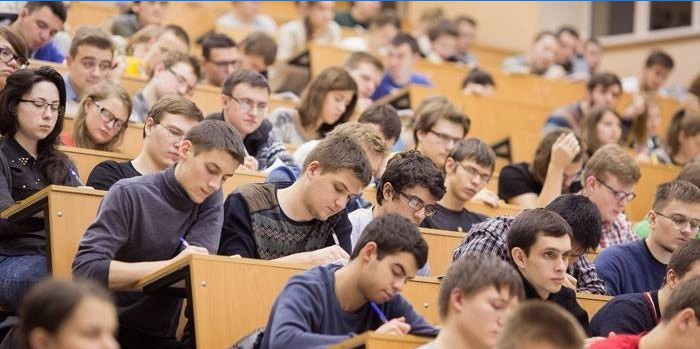 Étudiants dans le public lors d'une conférence