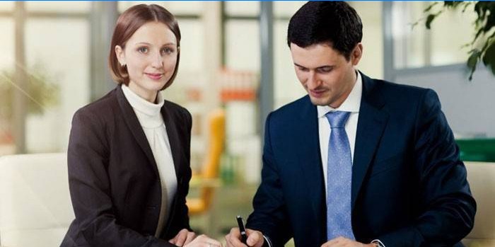 Homme et femme au bureau