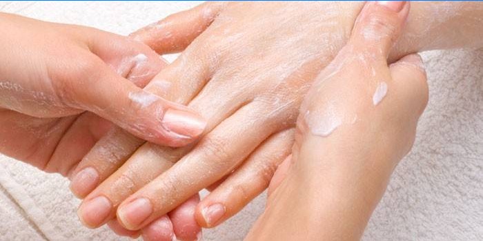 Appliquer de la crème sur la peau de la main