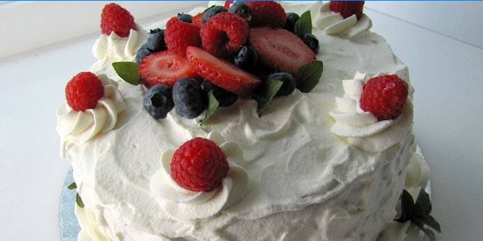 Gâteau décoré de crème protéinée et de baies.